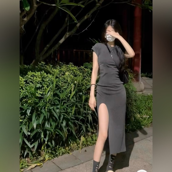 High-Slit dress - Picture 2 of 3